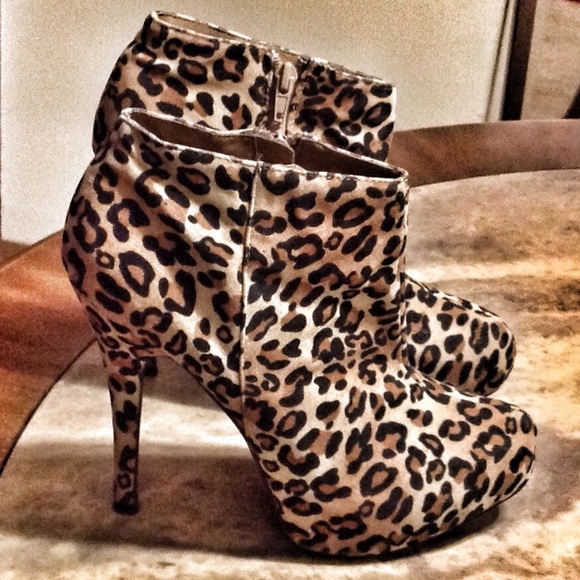 qupid leopard booties